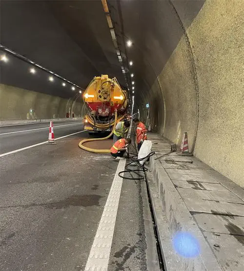 长泰隧道排水渠清淤